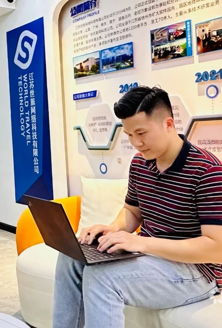 Thầy Tuyên làm việc với tài liệu và máy tính